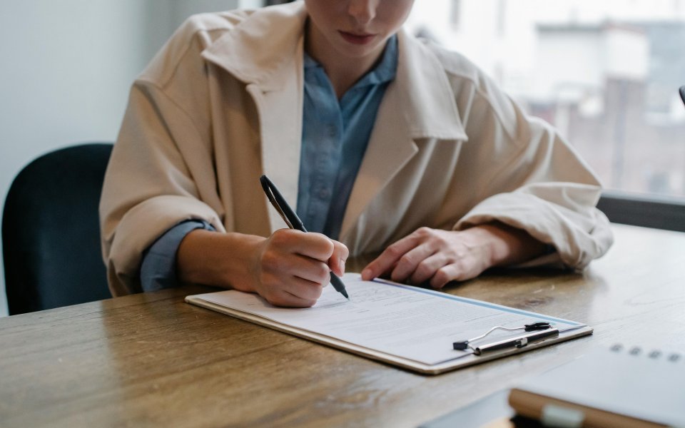 vrouw-vult-formulier-in