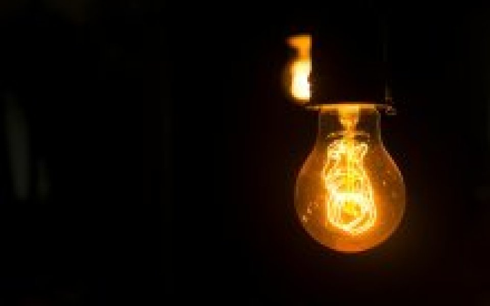 warme gloeilamp die hangt in het donker