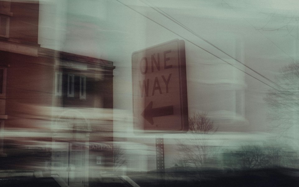 wazig beeld van een bord met one way op