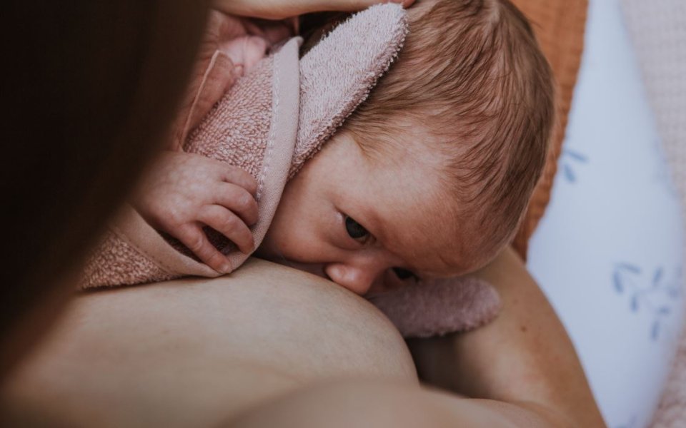 baby krijgt borstvoeding