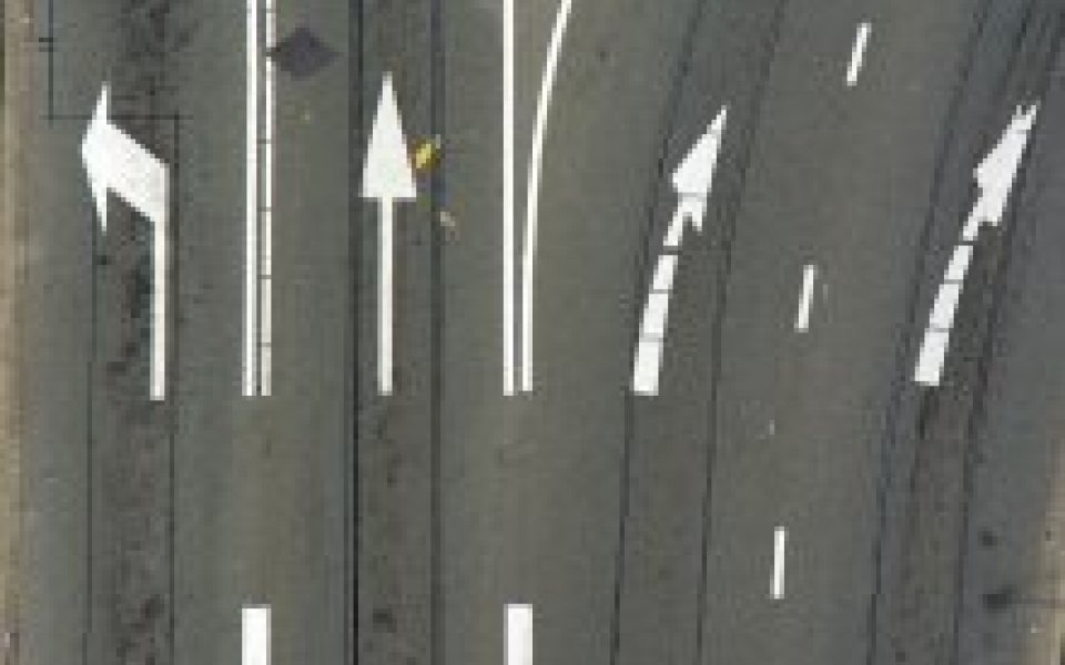 Wegmarkeringen op 4 banvakken van de autostrade bovenaanzicht 