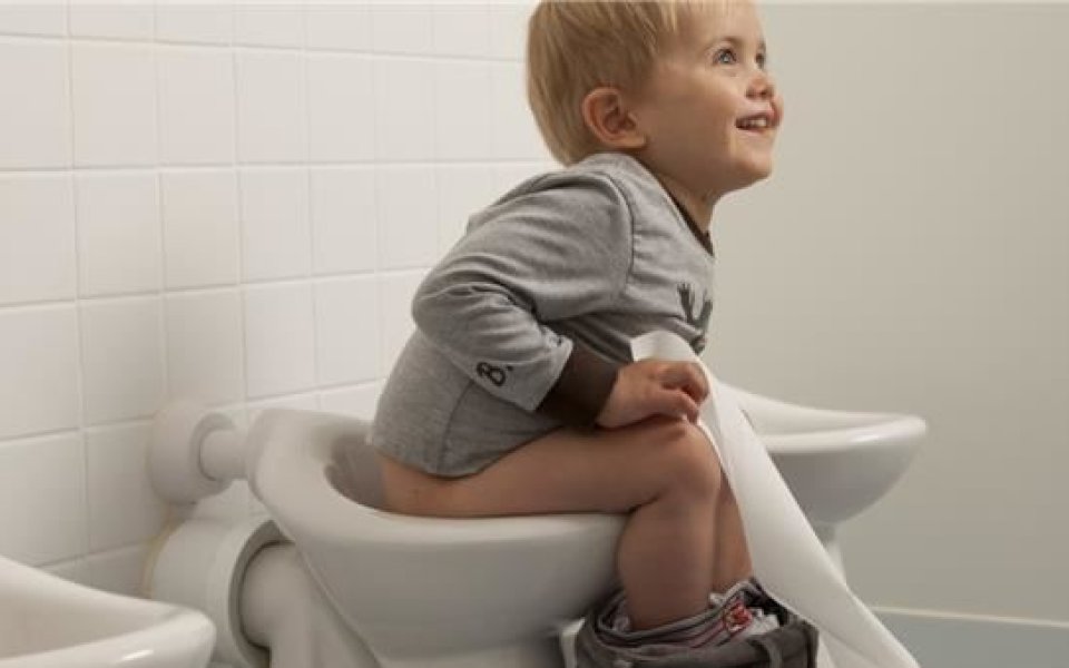 zindelijkheid: kindje zit op toilet