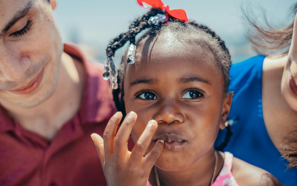 zwart-meisje-omringd-door-witte-ouders