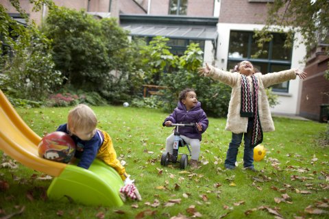 Kinderen spelen buiten herfst diversiteit