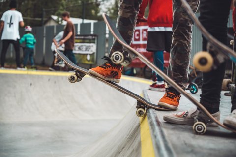jongeren met skateboards
