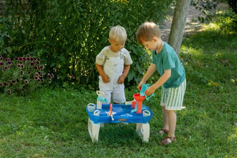 2 jongetjes spelen buiten