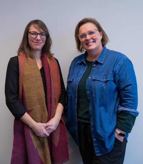 Ann en Dorien kijken naar de camera