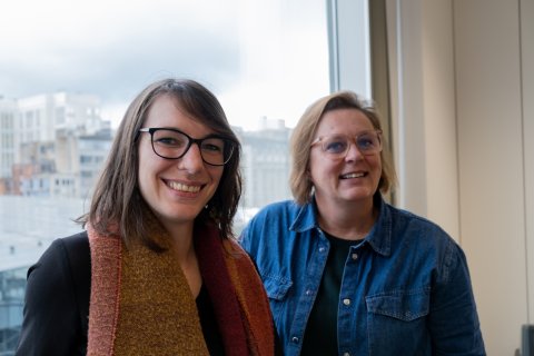 Ann en Dorien staan voor een raam