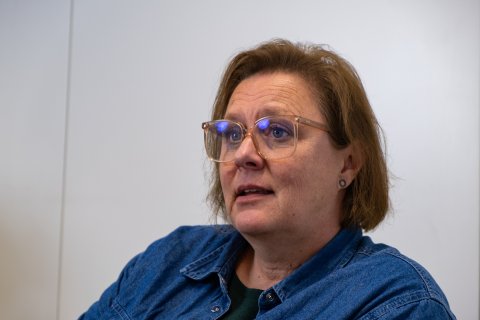 Ann kijkt in de camera