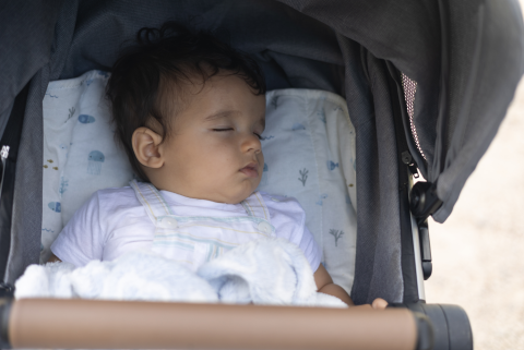 baby slaapt in de kinderwagen
