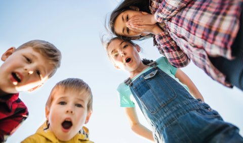 Groep van vier kinderen kijkt verrast in de camera