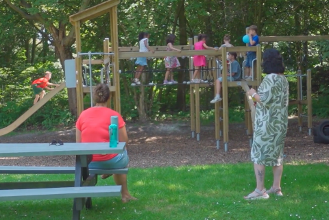 Kinderen spelen samen op een speeltuig in de buitenschoolse opvang