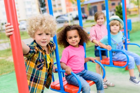 kinderen op schommel