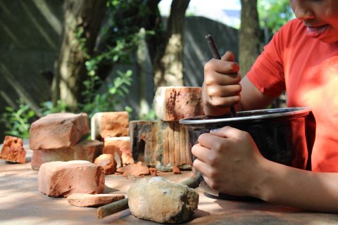 Kind speelt buiten met natuurlijke materialen