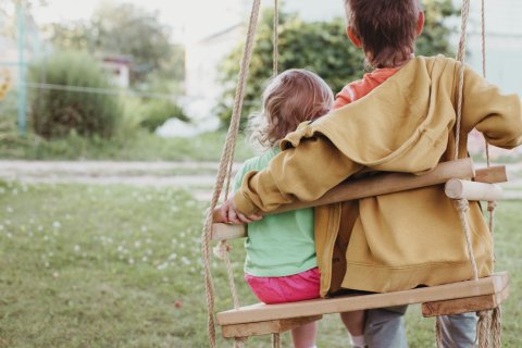 2 kinderen op schommel