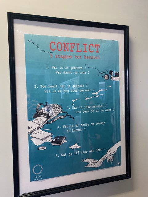 Een poster van de vijf stappen tot herstel bij een conflict