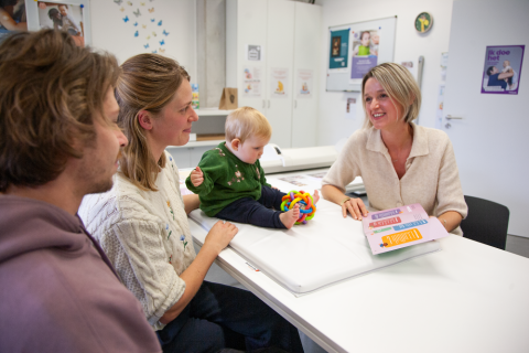 ouders tijdens consult Kind en Gezin