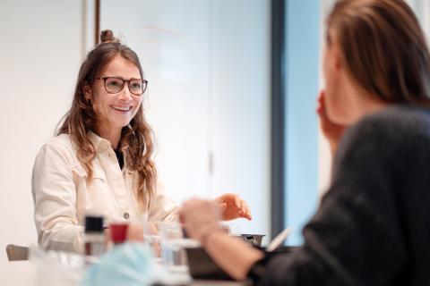 Contextwerker Marthe in gesprek met een collega