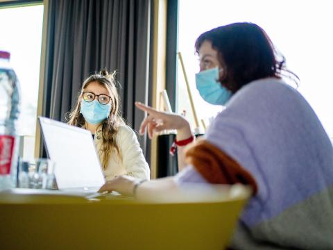 Contextwerker Marthe tijdens het intakegesprek met andere voorzieningen