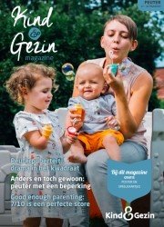 Cover van magazine peuter met een vrouw die bellen blaast met een baby en peuter
