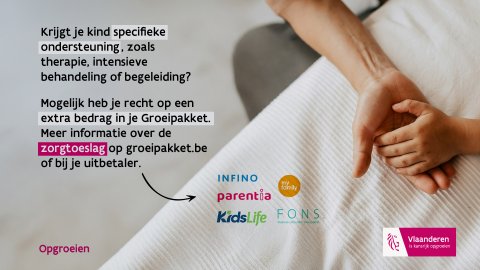 kinderhand in volwassenhand met verwijzing naar zorgtoeslag