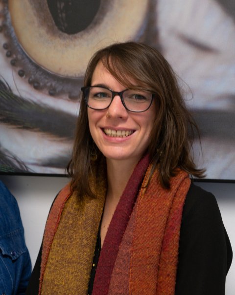 Dorien staat voor schilderij