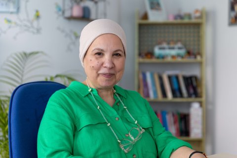 Gezinsondersteuner Fatima kijkt lachend