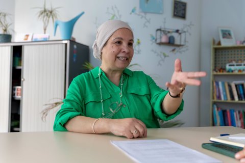 Gezinsondersteuner Fatima vertelt en maakt een handgebaar