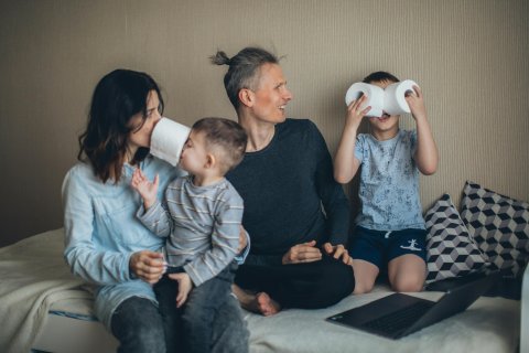 gezin-met-2-kinderen-die-gek-doen-met-wc-rollen