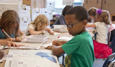 Diverse groep kinderen aan het kleuren in de opvang