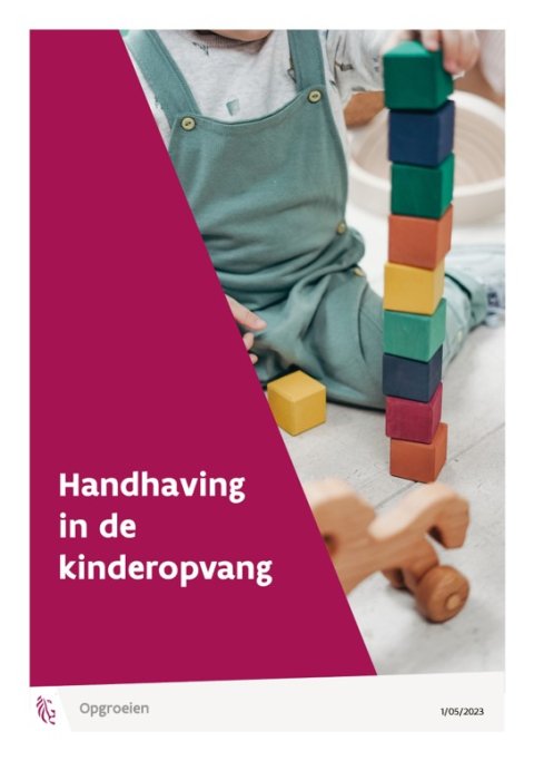 Cover brochure Handhaving kinderopvang met foto van kind dat met blokken speelt