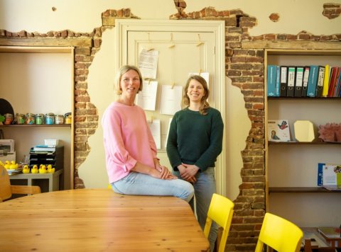 Heleen en Tine zitten samen binnen in De Egeltjes