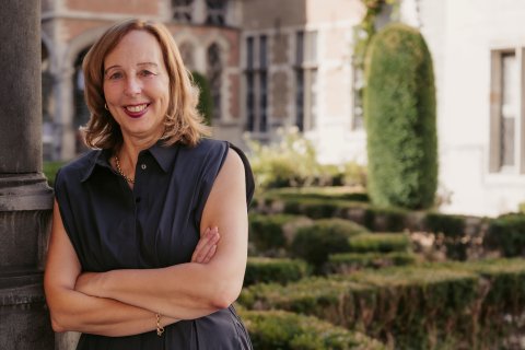 jeugdrechter nicole caluwé poseert in tuin