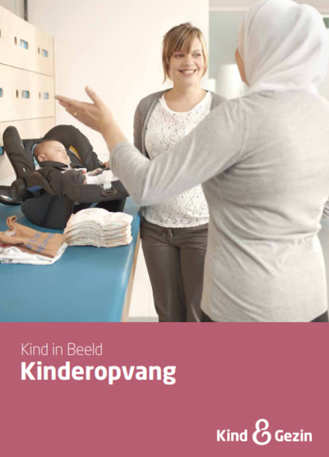 Cover van brochure Kind in Beeld Kinderopvang 2 vrouwen met baby