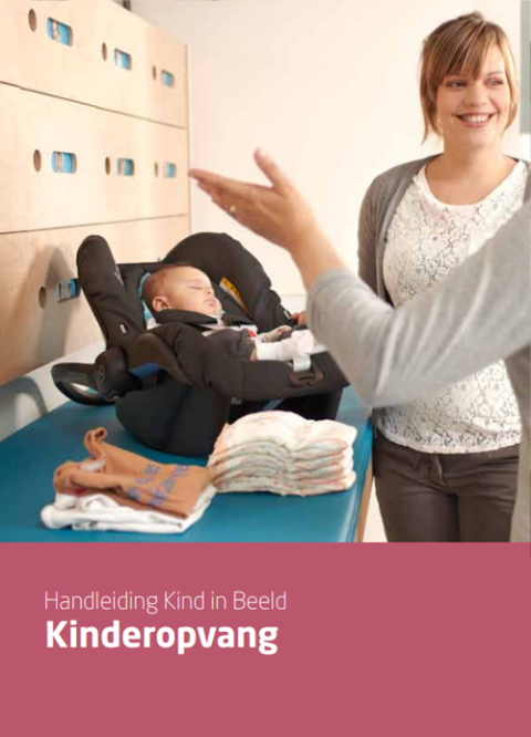 Cover van de handleiding Kind in Beeld Kinderopvang 2 vrouwen met een baby