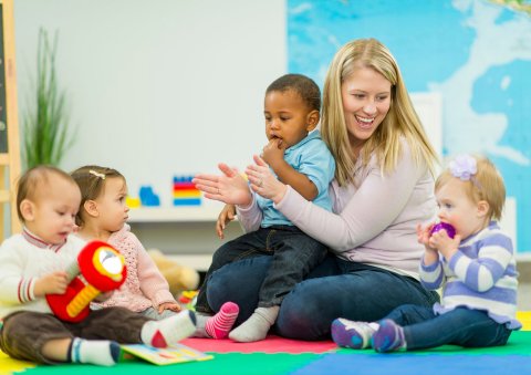 kinderverzorgster met baby's