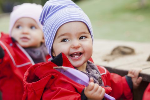 Twee kinderen spelen met zand