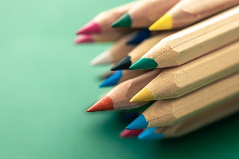 Foto van de punten van kleurpotloden in verschillende kleuren.