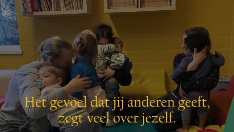 Knuffelmoment in kinderdagverblijf Vaarthuis