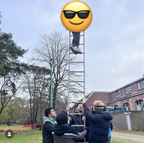 Een vertrouwensoefening buiten met een ladder