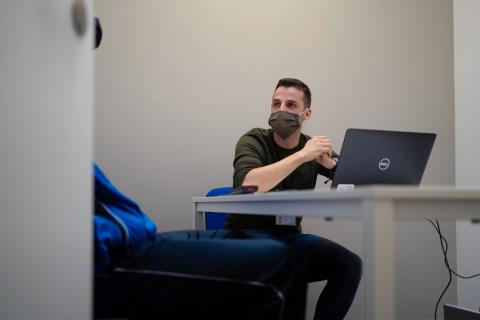 Logistiek medewerker Ward tijdens een digitale zitting