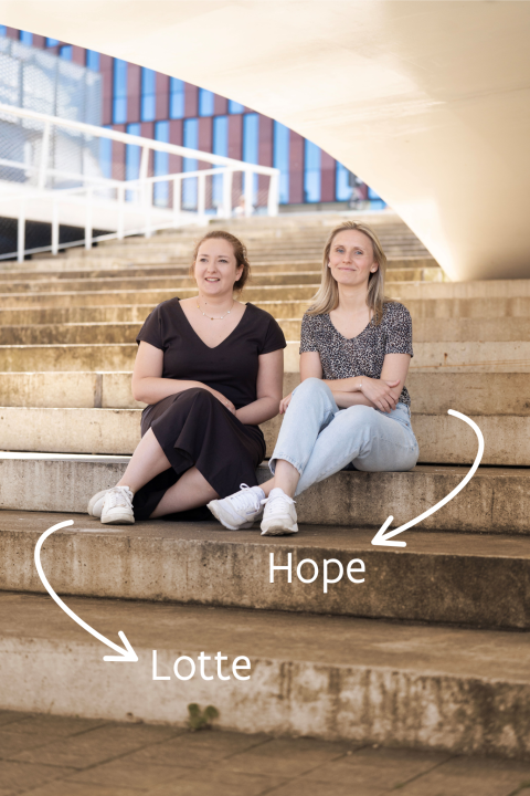 lotte-en-hope-consulenten-ondersteuningscentrum-jeugdzorg-samen-op-de-trappen