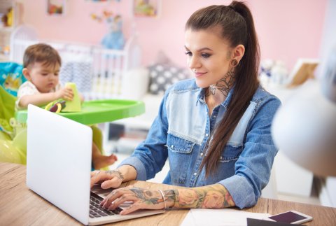 Mama met kind en laptop