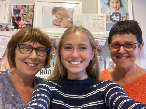 Marie, Marleen en Hilde poseren in het consultatiebureau Kind en Gezin Zele voor een selfie op YOUCA ACTION DAY