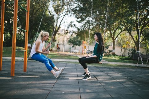 twee jonge meisjes schommelend
