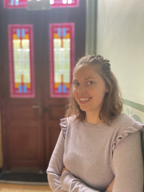 naomi sociaal werker poseert in gang