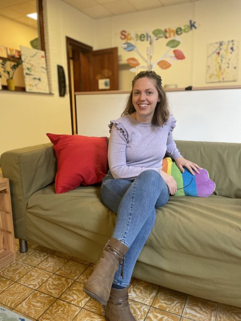 naomi sociaal werker poseert in zetel