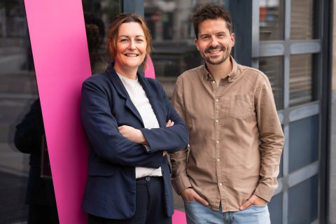 nele dhaenens en dries cludts poseren voor hoofdgebouw opgroeien