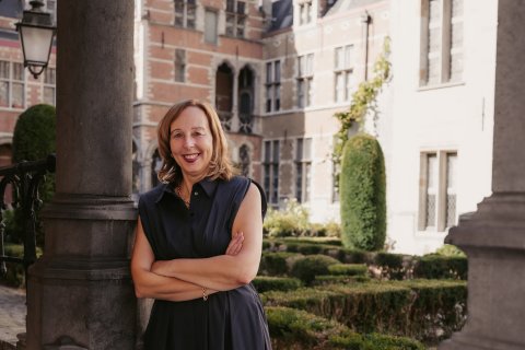 Jeugdrechter Caluwé staand in tuin van jeugdrechtbank Mechelen