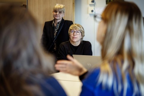 Caroline Gennez tijdens persmoment capaciteitsbeheersysteem jeugdhulp Opgroeien